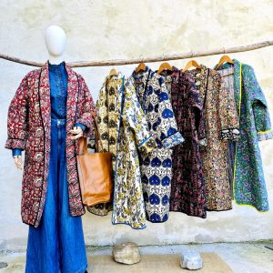 Manteau Céleste matelassé en 100% coton et réversible.