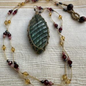 Collier en macramé fin et labradorite naturelle gravée