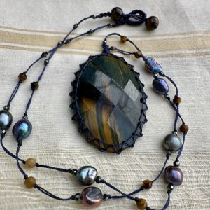 Collier en macramé fin et œil de tigre bleuté.