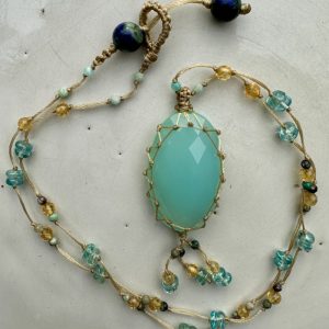 Collier en macramé fin et calcédoine bleue naturelle et pampilles.
