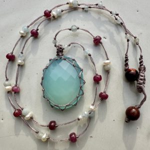 Collier en micro-macramé court et calcédoine bleue naturelle.