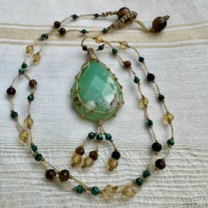 Collier en macramé fin et chrysoprase naturelle et pampilles.