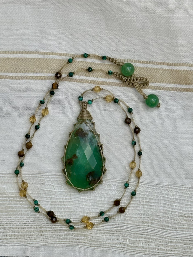 Collier en macramé fin et chrysoprase naturelle.