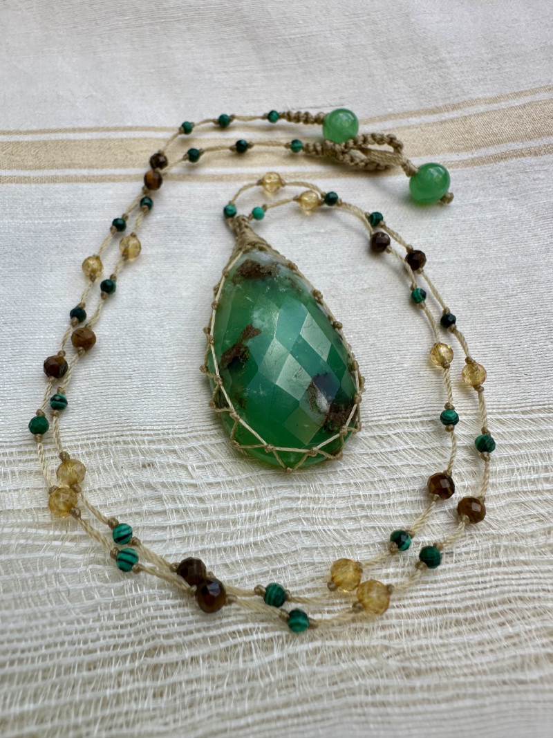 Collier en macramé fin et chrysoprase naturelle. – Image 2