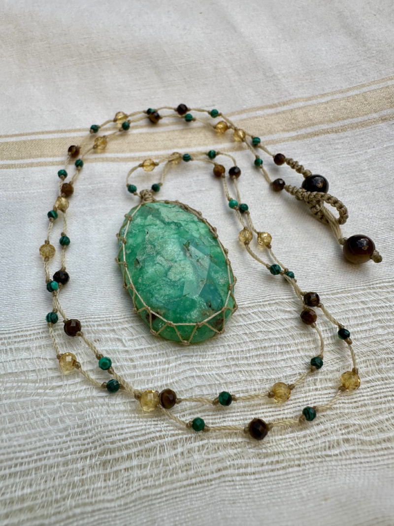 Collier en macramé fin long et chrysoprase naturelle.