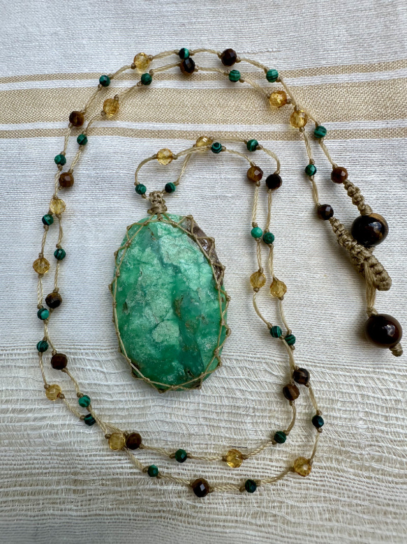 Collier en macramé fin long et chrysoprase naturelle. – Image 4