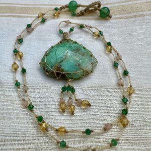 Collier en macramé fin et chrysoprase naturelle et pampilles.