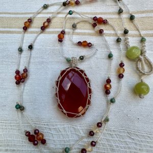 Collier en macramé fin long et cornaline naturelle.