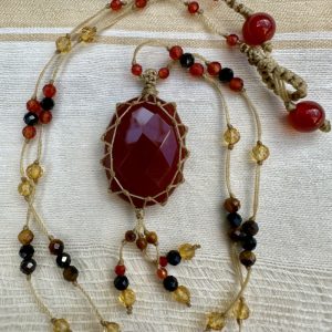 Collier en macramé fin et cornaline naturelle et pampilles.