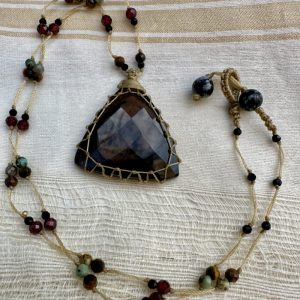 Collier en macramé fin et obsidienne marron naturelle.