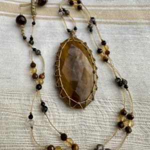 Collier en macramé fin et œil de tigre jaune.