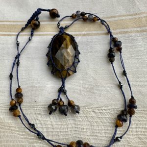 Collier en macramé fin et œil de tigre bleuté.