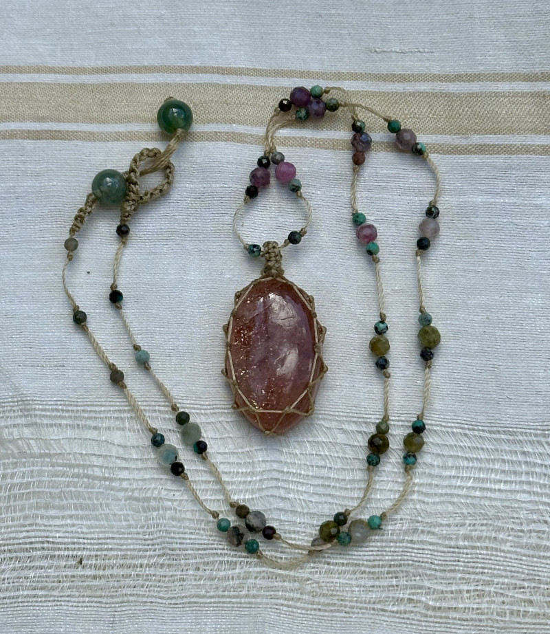 Collier en macramé fin et pierre de soleil vraie et naturelle.
