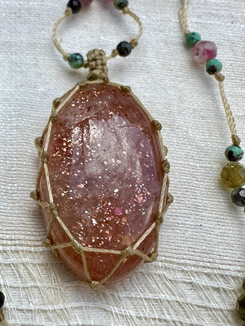 Collier en macramé fin et pierre de soleil vraie et naturelle. – Image 3