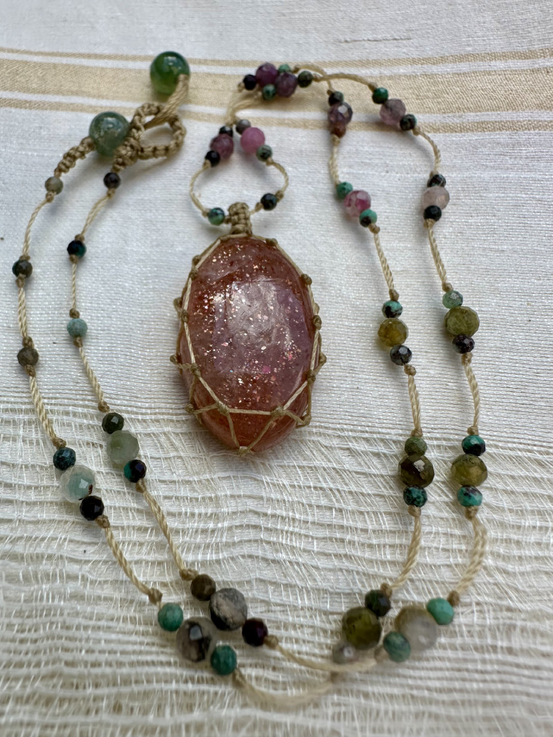 Collier en macramé fin et pierre de soleil vraie et naturelle. – Image 2