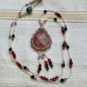 Collier en macramé fin et quartz fraise.