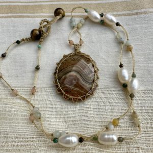Collier en macramé fin et rhodochrosite naturelle marron.
