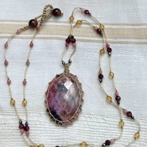 Collier en macramé fin et rhodochrosite naturelle rose.