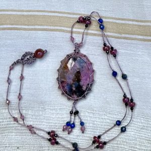 Collier en macramé fin et rhodochrosite naturelle rose et pampilles.