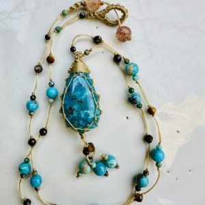 Collier en macramé fin et turquoise iranienne naturelle.