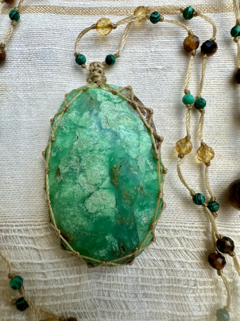 Collier en macramé fin long et chrysoprase naturelle. – Image 2