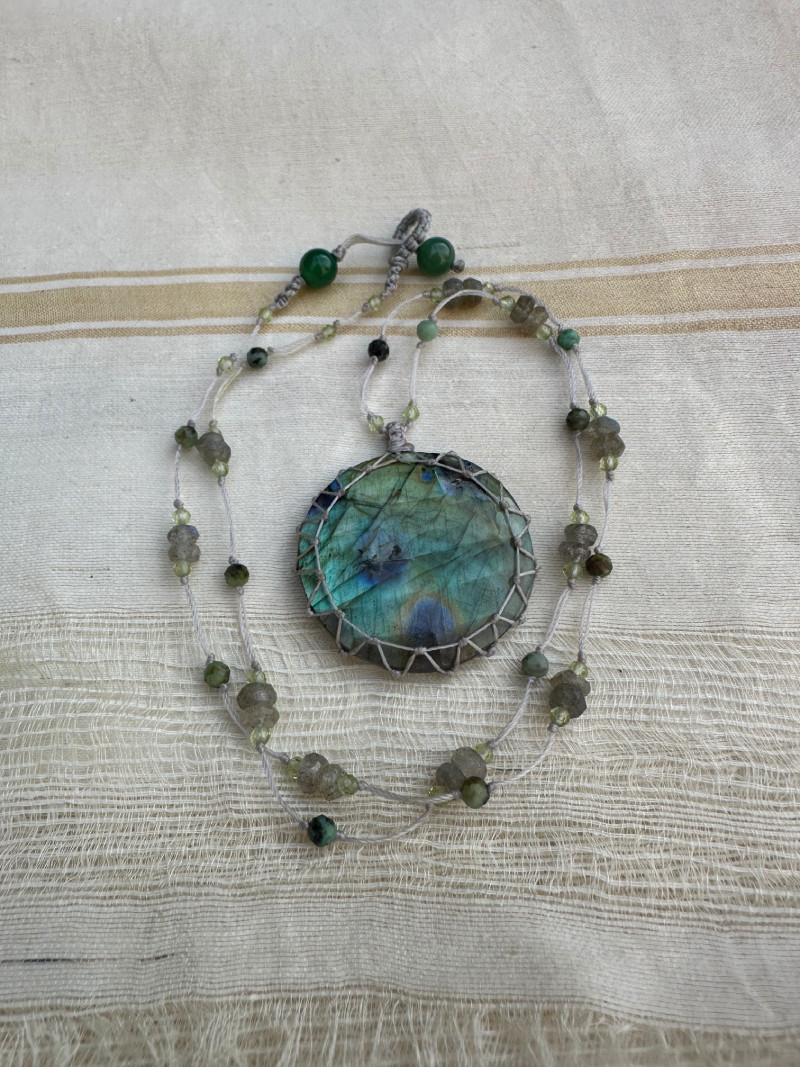 Collier en micro-macramé court et labradorite naturelle. – Image 2