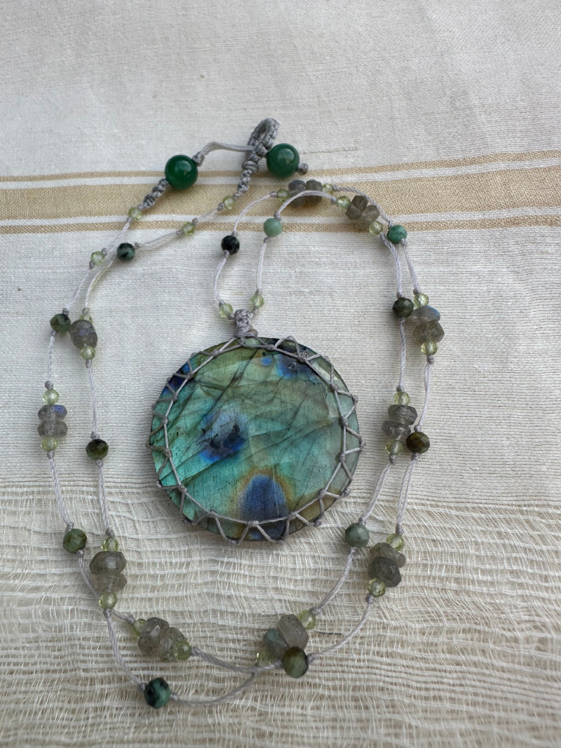 Collier en micro-macramé court et labradorite naturelle.