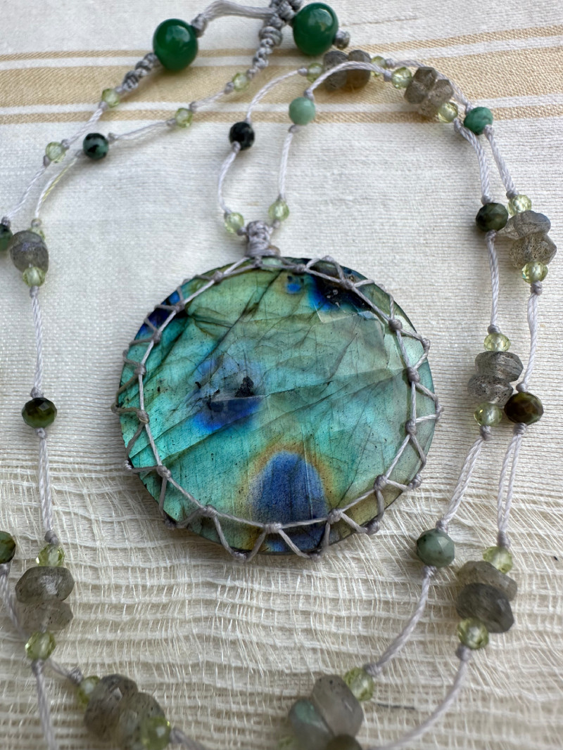 Collier en micro-macramé court et labradorite naturelle. – Image 3