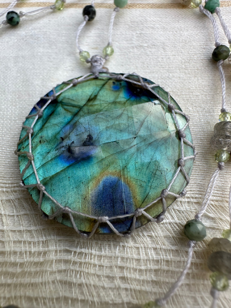 Collier en micro-macramé court et labradorite naturelle. – Image 4