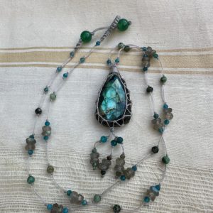 Collier en micro-macramé et labradorite naturelle gravée et pampilles.