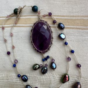 Collier en micro-macramé et améthyste naturelle et pampilles.