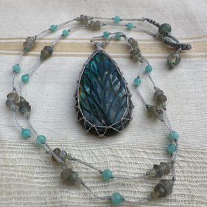Collier en micro-macramé long et labradorite naturelle gravée.
