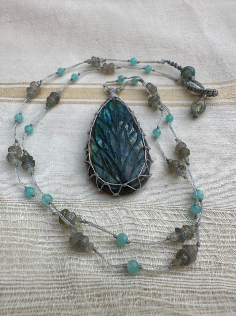 Collier en micro-macramé long et labradorite naturelle gravée.