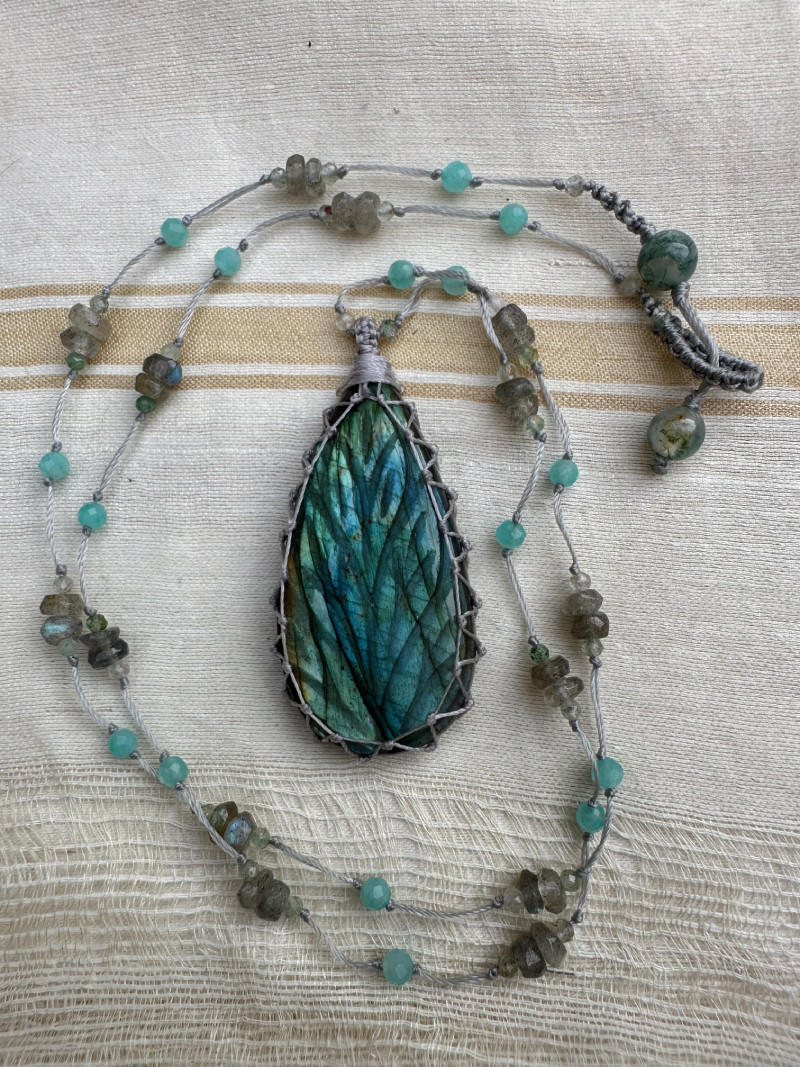 Collier en micro-macramé long et labradorite naturelle gravée. – Image 2
