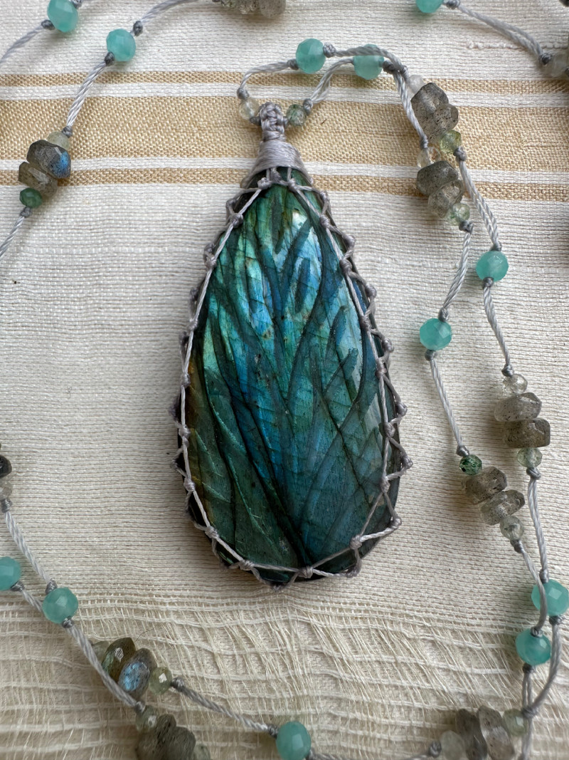 Collier en micro-macramé long et labradorite naturelle gravée. – Image 3