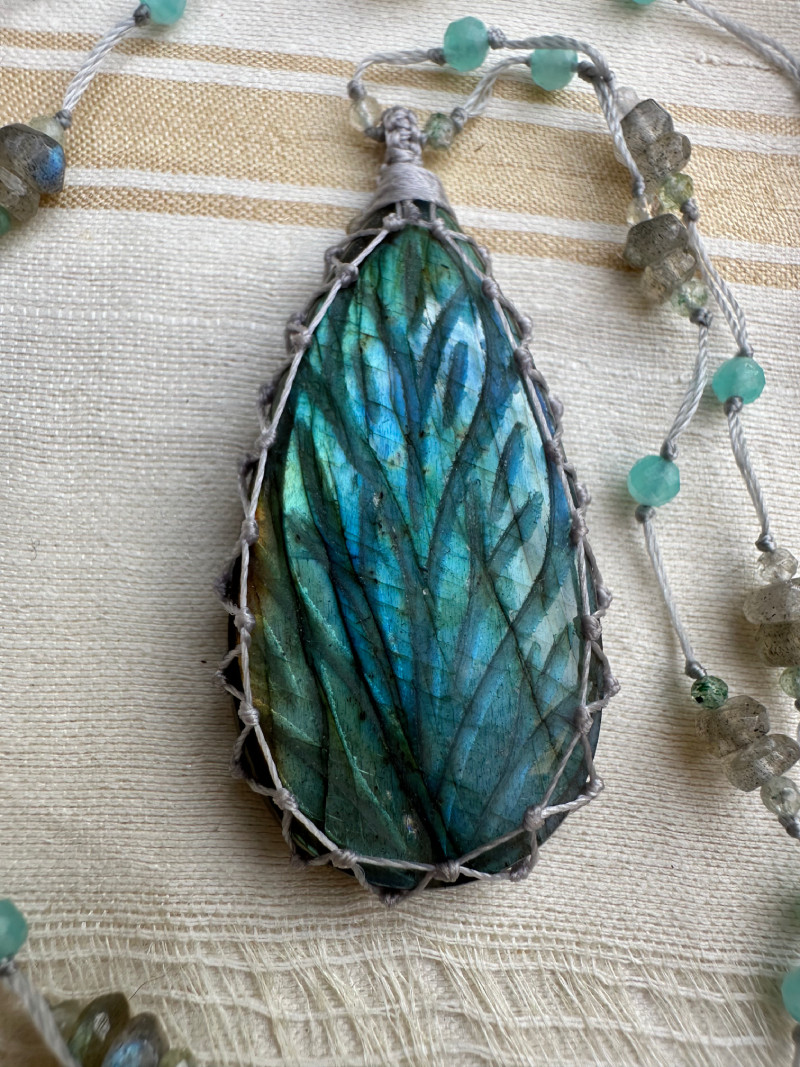Collier en micro-macramé long et labradorite naturelle gravée. – Image 4
