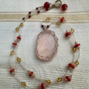 Collier en micro-macramé court et quartz rose naturel.