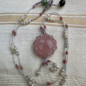 Collier en micro-macramé et quartz rose naturel et pampilles.