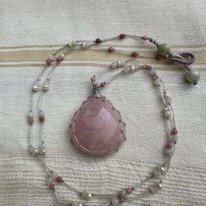 Collier en micro-macramé long et quartz rose naturel.
