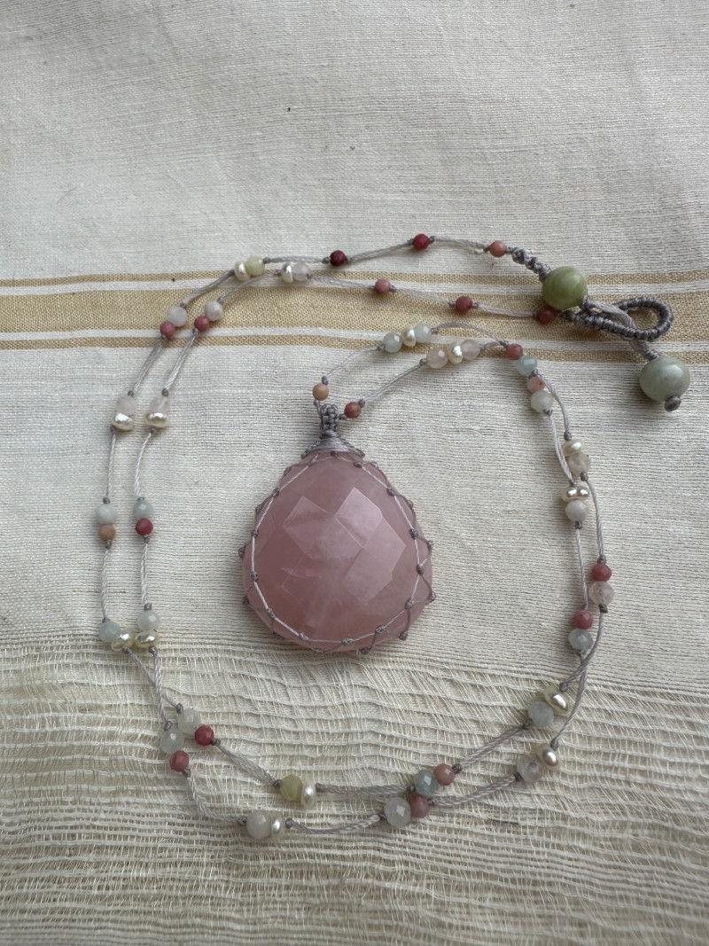 Collier en micro-macramé long et quartz rose naturel.