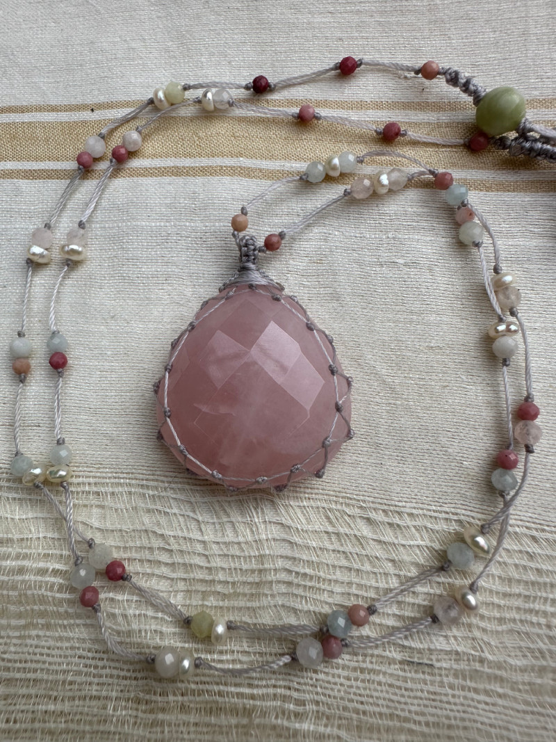 Collier en micro-macramé long et quartz rose naturel. – Image 2