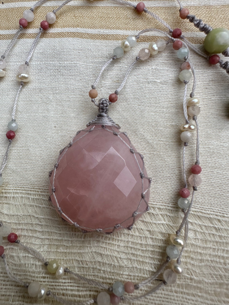 Collier en micro-macramé long et quartz rose naturel. – Image 3