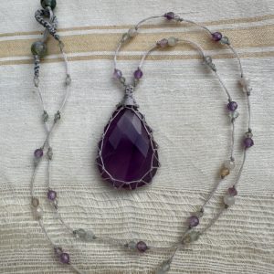 Collier en micro-macramé court et améthyste naturelle.