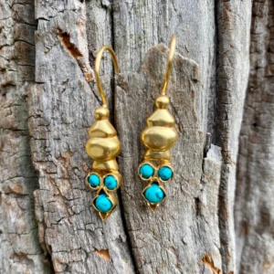 boucle d’oreille en argent plaqué or. Plaquage flash( un seul bain). Pierre artificielle imitant la turquoise ( poudre de turquoise). Boucle d'oreille faite à la main dans un atelier de Jaipur en Inde. Elle est de style traditionnelle indien et se marie très bien avec tous nos styles occidentaux et bohème chic. c'est une pièce unique. En achetant cet article unique vou contribuez à une mode originale, authentique et durable. Ainsi , vous consommez autrement pour une mode plus lente, plus juste. Vue de face.