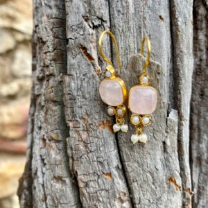 Boucle d'oreille faite à la main dans un atelier de Jaipur en Inde. Elle est de style traditionnelle indien et se marie très bien avec tous nos styles occidentaux et bohème chic. c'est une pièce unique. En achetant cet article unique vou contribuez à une mode originale, authentique et durable. Ainsu , vous consommez autrement pour une mode plus lente, plus juste.