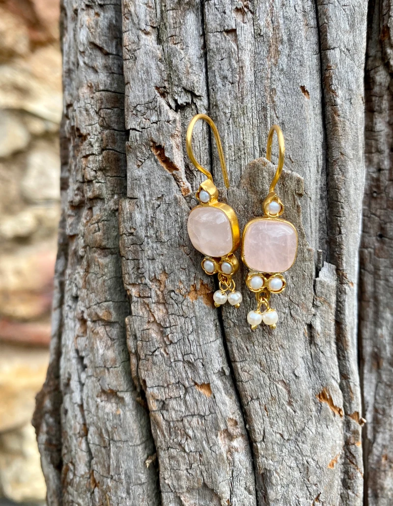 Boucle d'oreille faite à la main dans un atelier de Jaipur en Inde. Elle est de style traditionnelle indien et se marie très bien avec tous nos styles occidentaux et bohème chic. c'est une pièce unique. En achetant cet article unique vou contribuez à une mode originale, authentique et durable. Ainsu , vous consommez autrement pour une mode plus lente, plus juste.