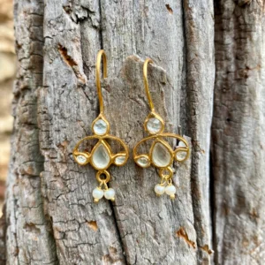 Boucle d'oreille faite à la main dans un atelier de Jaipur en Inde. Elle est de style traditionnelle indien et se marie très bien avec tous nos styles occidentaux et bohème chic. c'est une pièce unique. En achetant cet article unique vou contribuez à une mode originale, authentique et durable. Ainsu , vous consommez autrement pour une mode plus lente, plus juste.