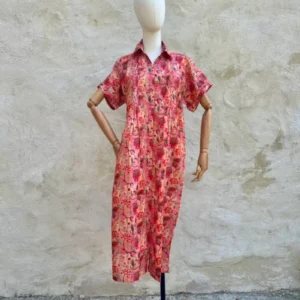 Robe chemise Freddy en 100% coton a été réalisé dans un atelier de Jaipur qui est de taille humaine et où les valeurs humaines et le respect sont une priorités pour le directeur. La production de cet article est une série limitée. En achetant cet article vous contribuez à une mode originale, authentique et durable. Ainsi, vous consommez autrement pour une mode plus lente, plus juste.