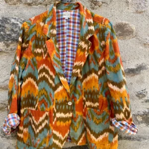 Spencer Butterfly en ikat , couleur curry. L'ikat est un tissu tissé artisanalement sur des métiers à tisser provenant de l'état de l'Orrissa ou de l'Andhra Pradesh. Il est en 100 % coton. Le tissu intérieur est également tissé à la main et est également en 100% coton. Il provient de coopérative qui furent crée par Gandhi. C'est appelé du khadi ( fait main).Le spencer a été réalisé dans un atelier de Jaipur qui est de taille humaine et où les valeurs humaines et le respect sont une priorités pour le directeur. La production de cet article est une série limitée. En achetant cet article vous contribuez à une mode originale, authentique et durable. Ainsi, vous consommez autrement pour une mode plus lente, plus juste. Détail de l'avant.